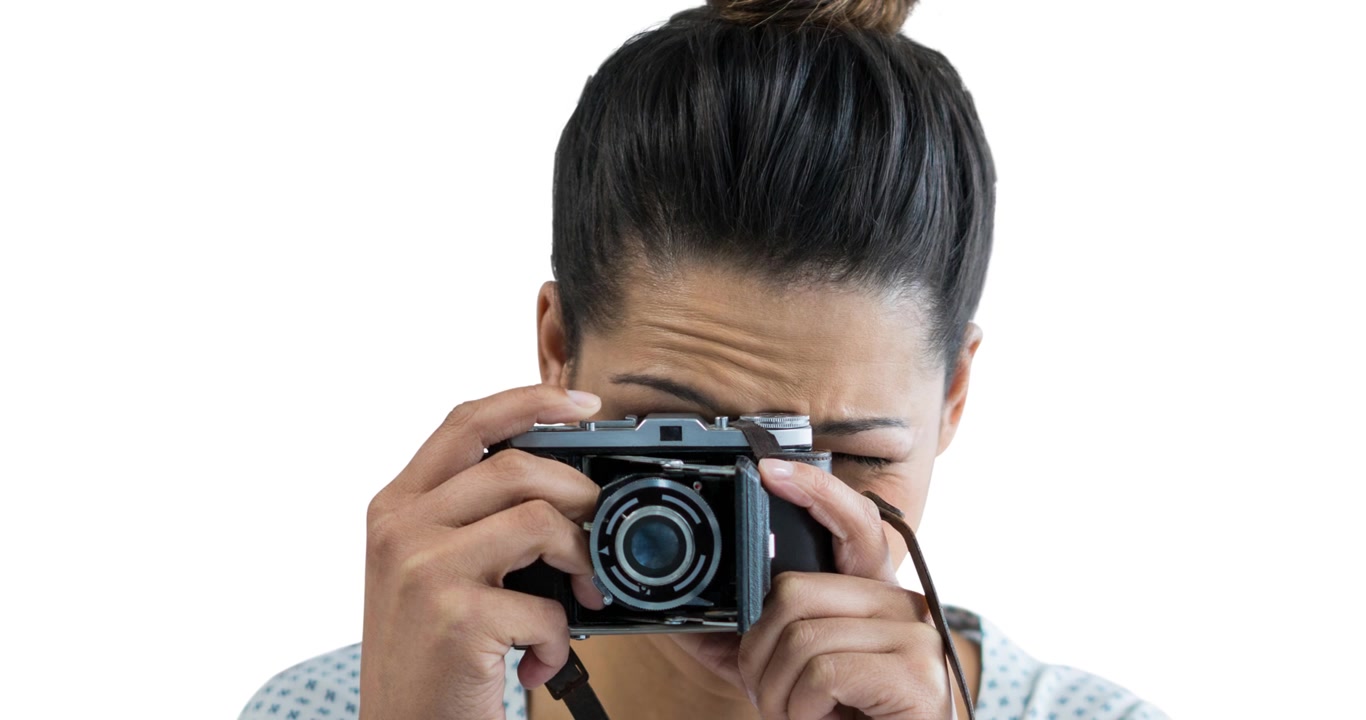 Animazione di una donna caucasica che tiene in mano una fotocamera sopra la scritta 'Giornata Nazionale della Fotografia'