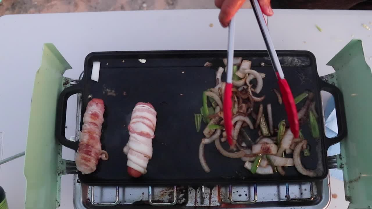 측면에 양파와 함께 프라이팬에 베이컨 요리