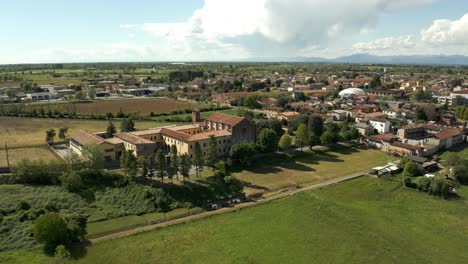 iglesia de santa maría de las gracias en soncino, italia - fotografía aérea de un avión no tripulado