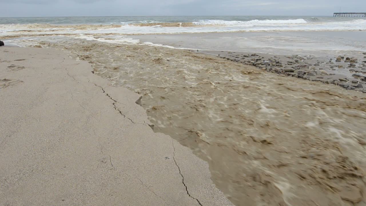 sanjon creek lava la arena de la playa en el océano después de fuertes lluvias en ventura california