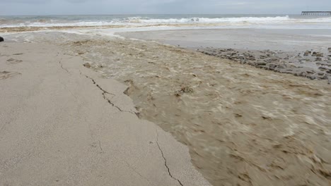 Sanjon-Creek-Lavando-La-Arena-De-La-Playa-En-El-Océano-Después-De-Las-Fuertes-Lluvias-En-Ventura-California