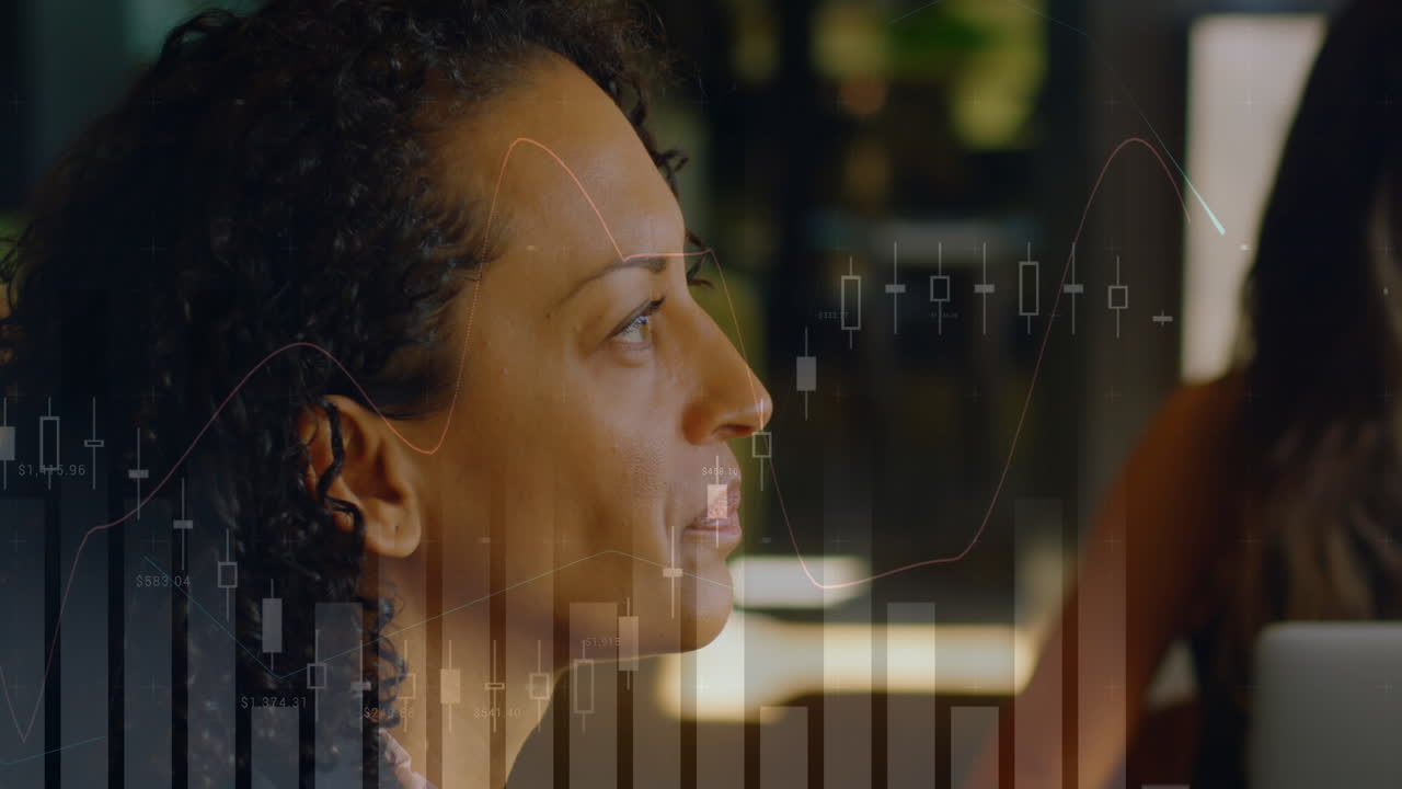 animación del procesamiento de datos sobre una mujer de negocios biracial en una reunión