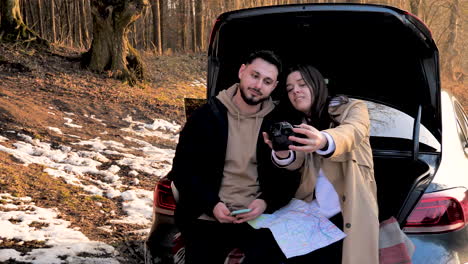 pareja caucásica abrazándose en un bosque nevado.