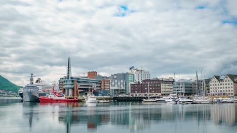 vista de un puerto deportivo en tromsø, al norte de noruega