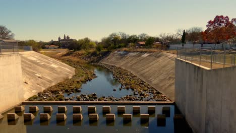 Zona-De-Escape-De-Protección-Contra-Inundaciones-En-Texas-San-Antonio-Con-La-Cámara-Acercándose-Lentamente