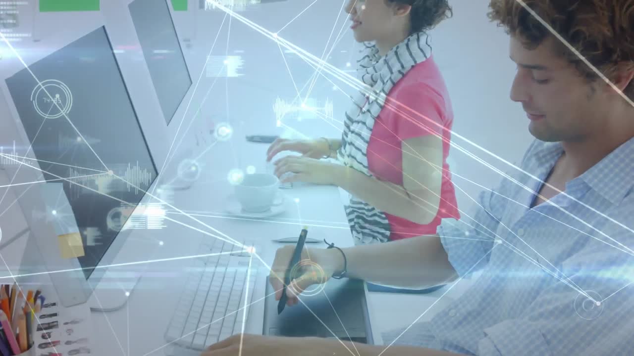 animación de la red de conexiones entre diversos empresarios que utilizan computadoras