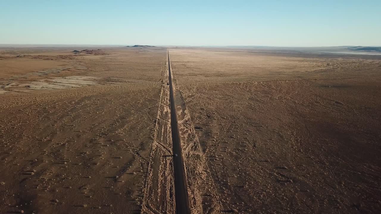 imágenes de drones de una carretera en el desierto de namibia