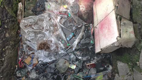 alcantarillado contaminado y obstruido lleno de basura plástica sin flujo de agua