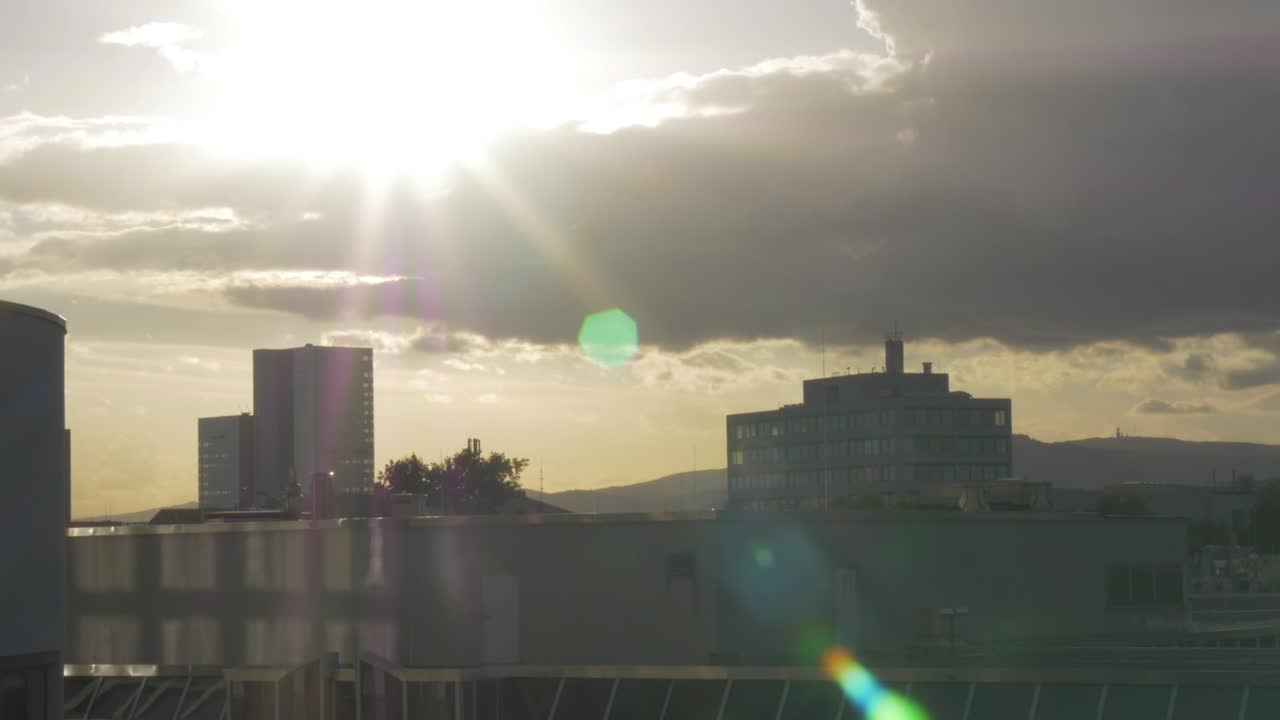 프랑크푸르트 건물 위의 해가 뜨는 것