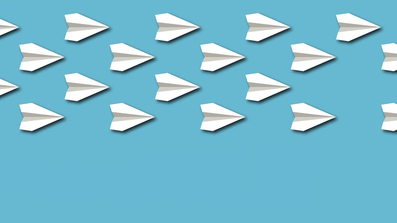 pensar de manera diferente concepto. avión de papel amarillo cambia de dirección. fondo azul