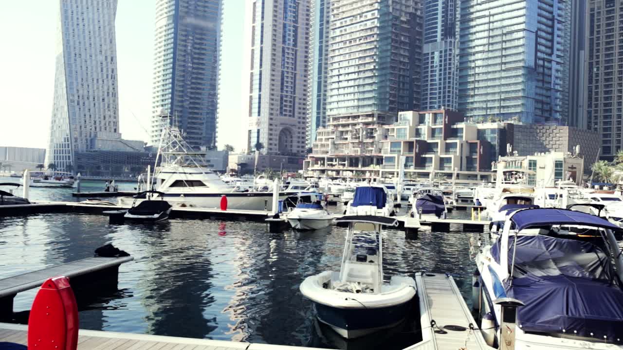 Ligne d'horizon de Dubaï Marina et bateaux
