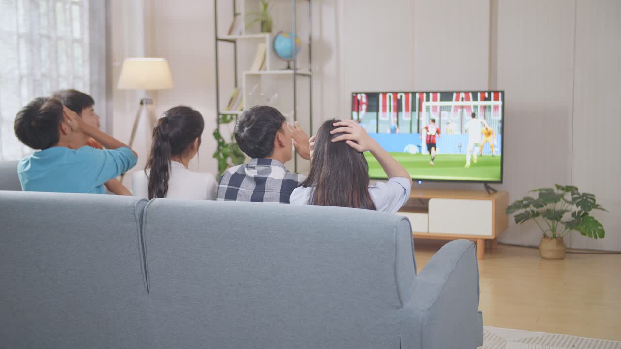 친구 들 이 tv 에서 축구 를 보고 있다