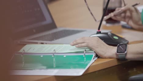revisar las notas durante una reunión y presentarlas al micrófono
