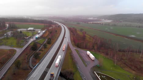 Luftdrohnenaufnahmen-Vom-Rastplatz-Nördlich-Von-Halmstad,-Schweden,-Auf-Der-Europäischen-Straße-E6-Durchgangsstraßensystem-An-Bewölkten-Und-Leicht-Nebligen-Tag