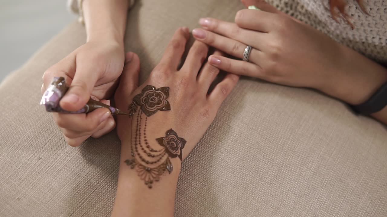 Applicazione di un disegno di tatuaggio all'henné
