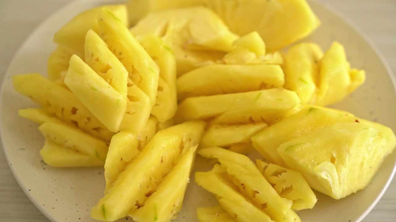 판에 잘라진 신선한 파인애플