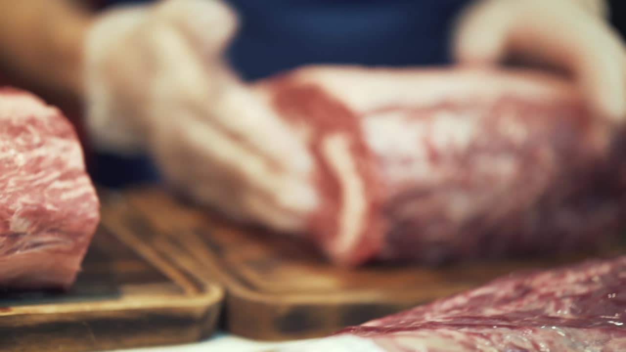 carnicero preparando una pieza de carne cruda