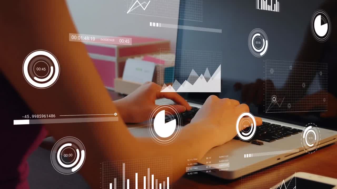 animación del procesamiento de datos sobre una mujer asiática usando una computadora portátil