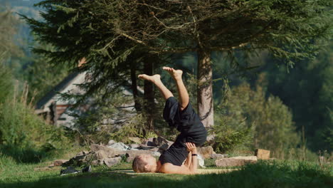 Sportliche-Frau-Trainiert-Im-Bergwald