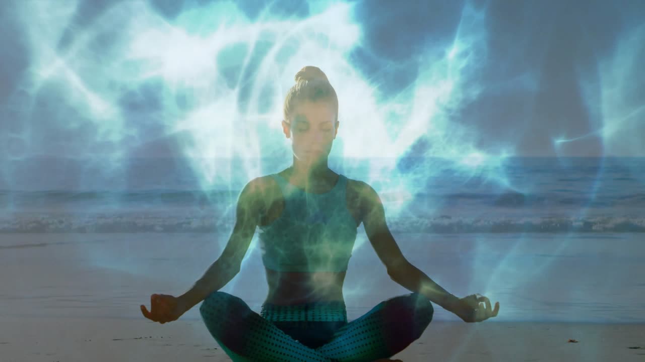 Donna in meditazione seduta sulla spiaggia, con un'aura blu che si espande dalla testa al busto per il benessere.