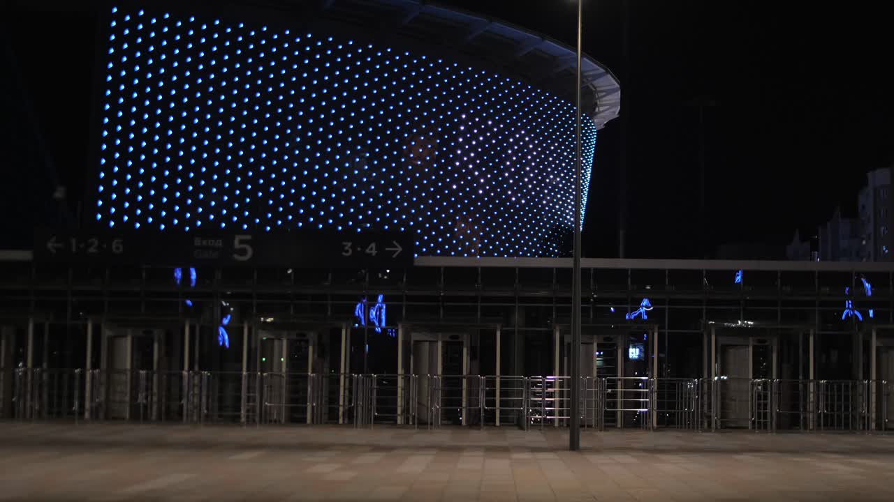 el exterior de un estadio moderno por la noche