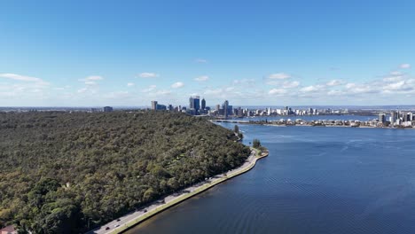 vuelo aéreo sobre el jardín botánico de kings domain en perth, australia