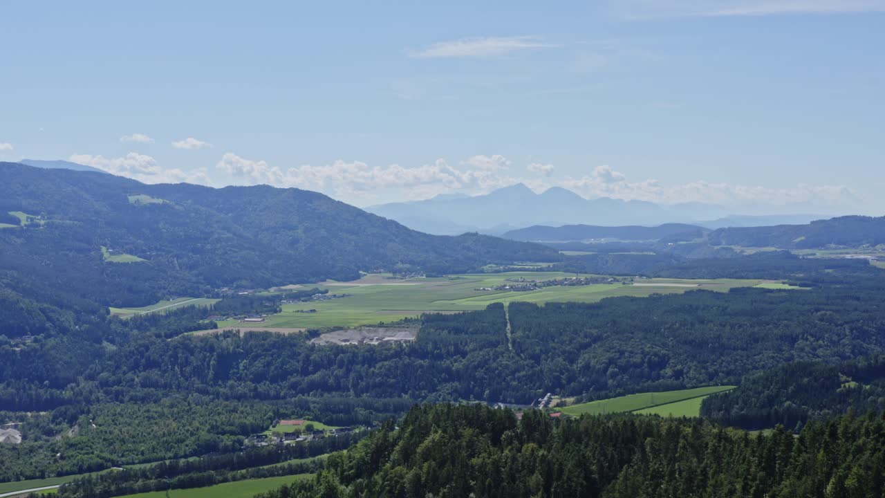 산 배경을 가진 오스트리아의 울창한 숲의 탁 트인 개요 - 공중 전망
