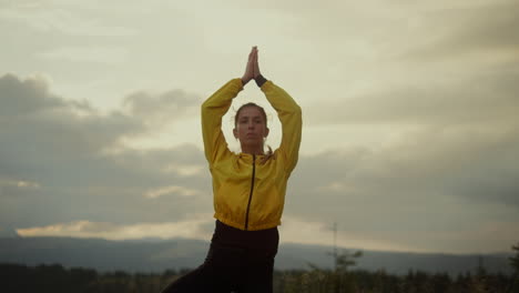 Junge-Dame,-Die-Yoga-In-Baumhaltung-Durchführt.-Athletisches-Mädchen,-Das-Yoga-In-Den-Bergen-Macht