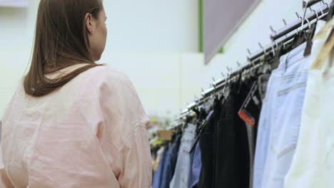 mujer comprando ropa en una tienda de ropa