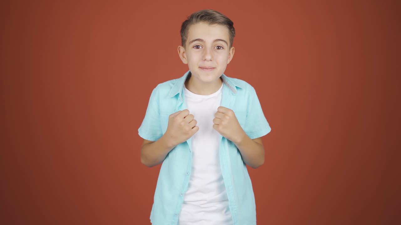 행복한 소년은 기합니다.