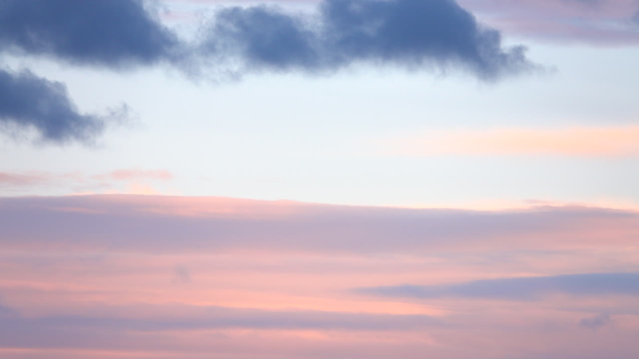 빠른 속도로 검은 폭풍 구름과 함께 황금시간대의 저기압