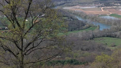 Long-Shot-Of-A-Río-Flowing-Through-A-Valley-In-The-Blue-Ridge-Mountains