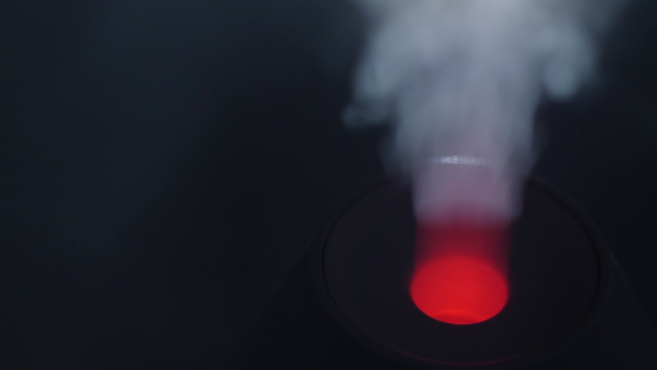 un humidificador con una luz circular roja en el medio