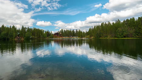 Timelapse,-Nubes,-Cielo-Y-Bosque-Reflejados-En-El-Agua-Tranquila-Del-Lago