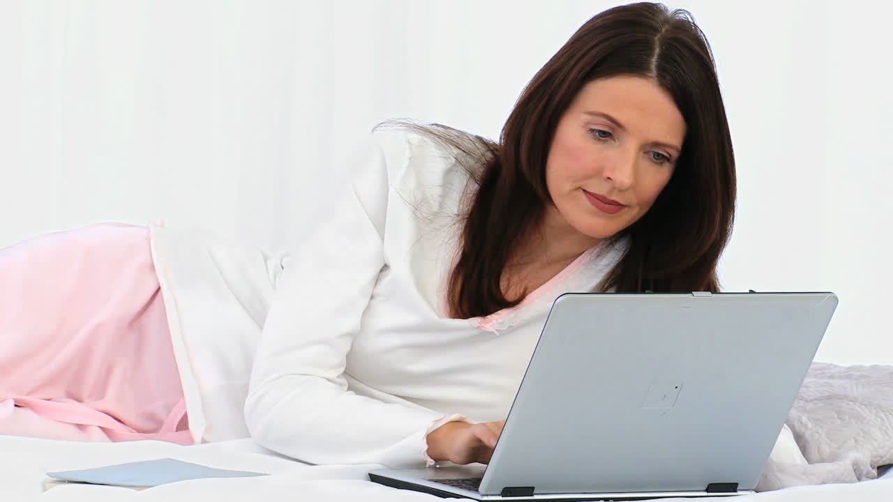 una mujer morena escribiendo un correo electrónico.