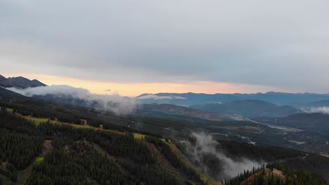 Calma-Serena-Hermosas-Cadenas-Montañosas-Alpinas-Y-Valles-En-Las-Montañas-Rocosas,-Colorado,-Ee.uu.-Durante-La-Puesta-De-Sol