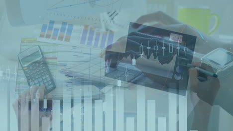 animación del procesamiento de datos financieros sobre una mujer escribiendo en el teclado de la computadora