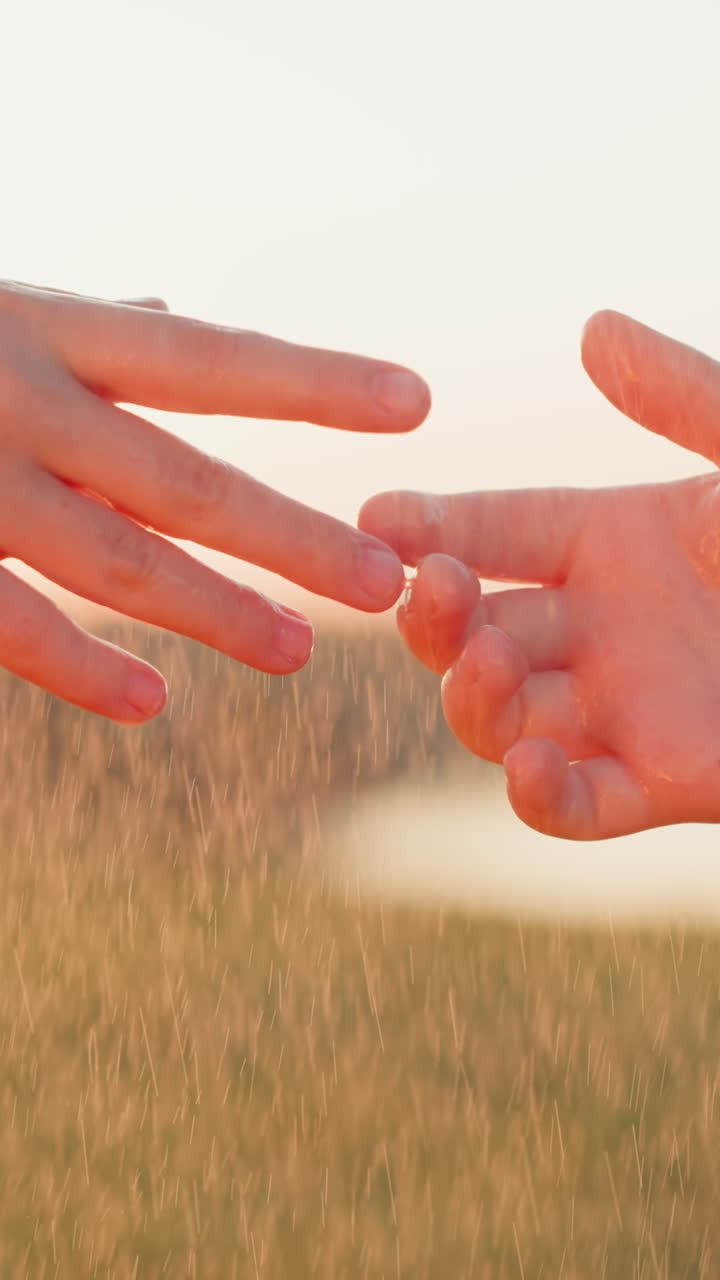 niño y niña se entrelazan los dedos en un día lluvioso. los niños encuentran consuelo en la compañía del otro con amistades que florecen como flores en el prado.