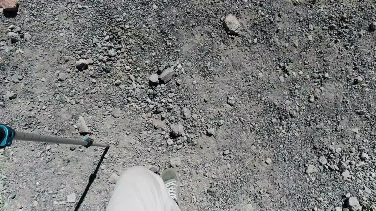 바위 길 에서 산책 하는 것