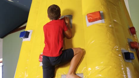 muchacho escalando castillo hinchable 4k