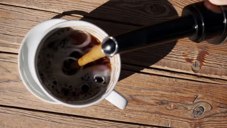 sirviendo cafe