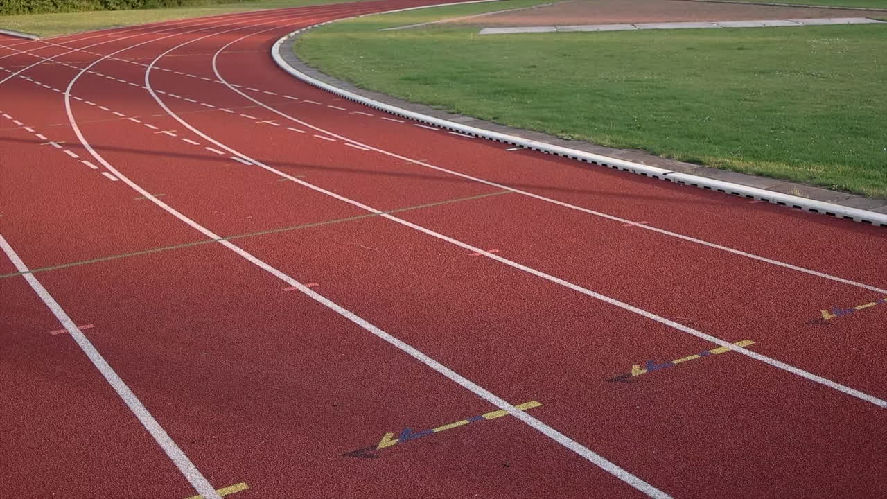 atleta corriendo por la pista de atletismo