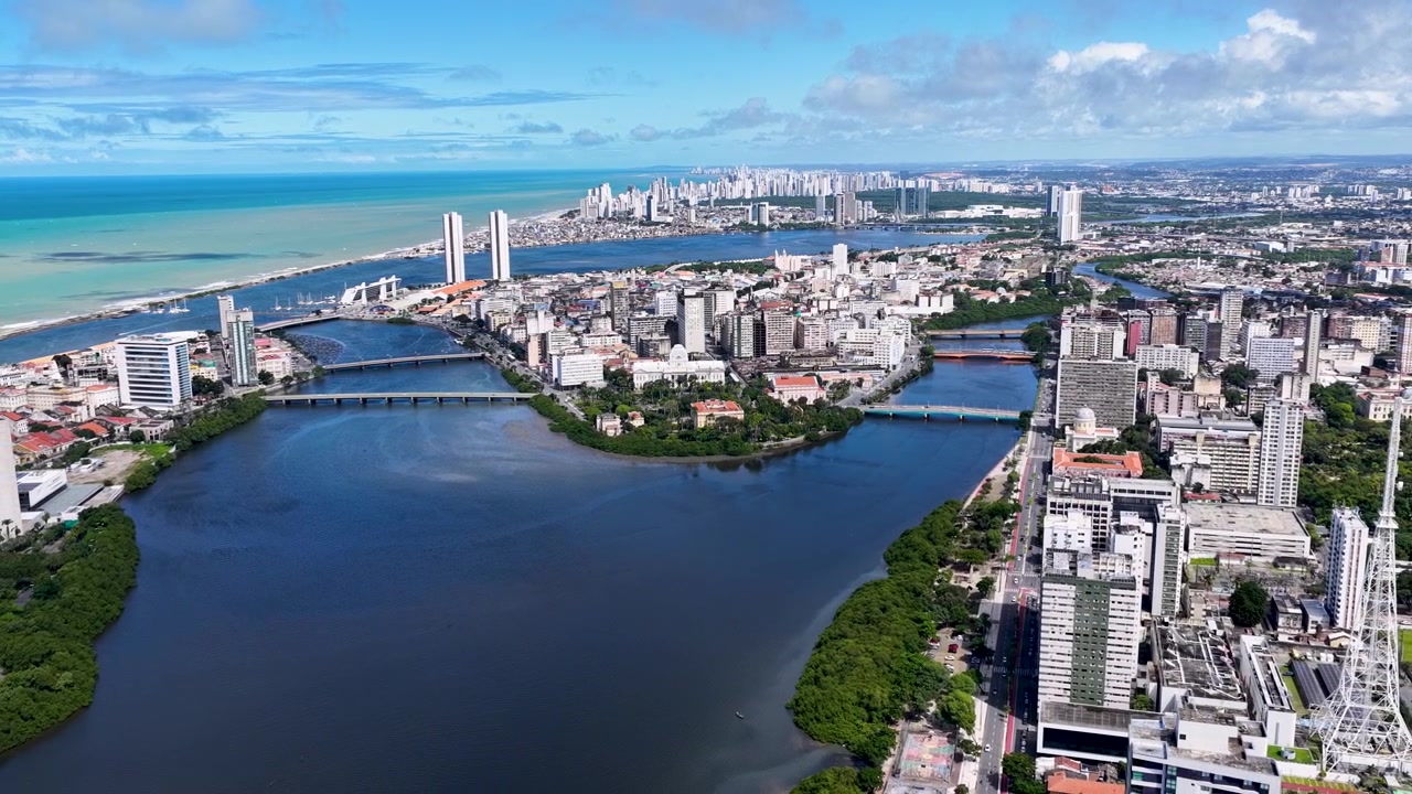 Horizonte de Recife en Pernambuco, Brasil. Paisaje ribereño. Hermoso paisaje urbano. Distrito del centro. Horizonte de Recife en Pernambuco, noreste de Brasil. Escenario turístico emblemático