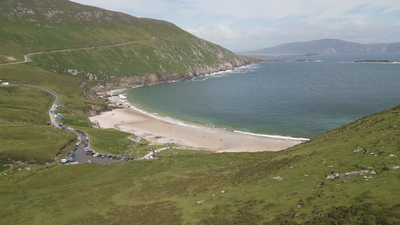 imágenes aéreas de la playa de keem, isla de achill