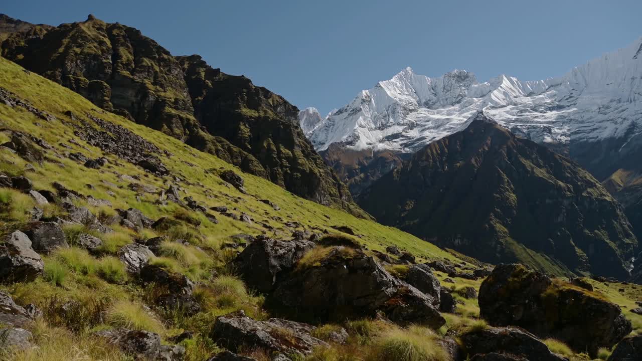 paisaje de las montañas de nepal en el himalaya, escarpadas cimas nevadas paisaje en el cielo azul día soleado en terreno de alta altitud, cumbres nevadas con grandes grandes picos masivos dramáticos en annapurna