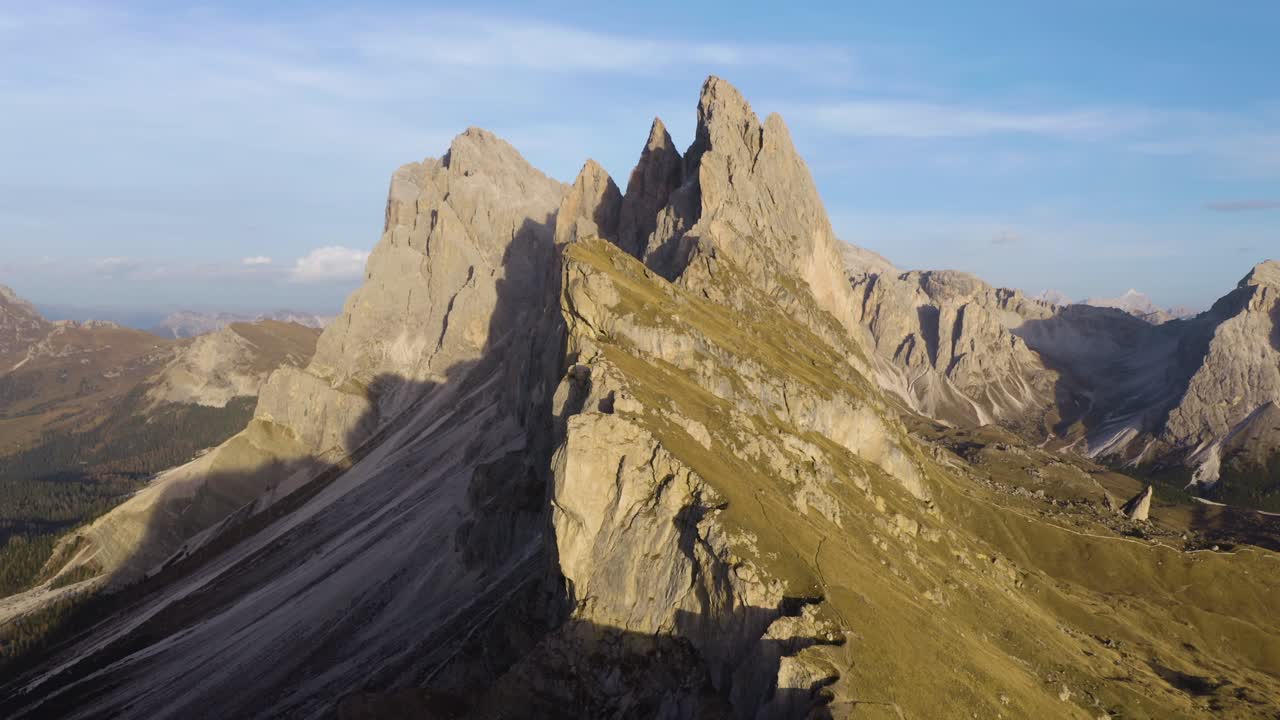 el retroceso aéreo revela la hermosa cresta seceda en los dolomitas italianos.