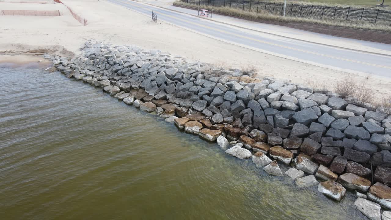 vía inversa sobre el dique de piedra improvisado