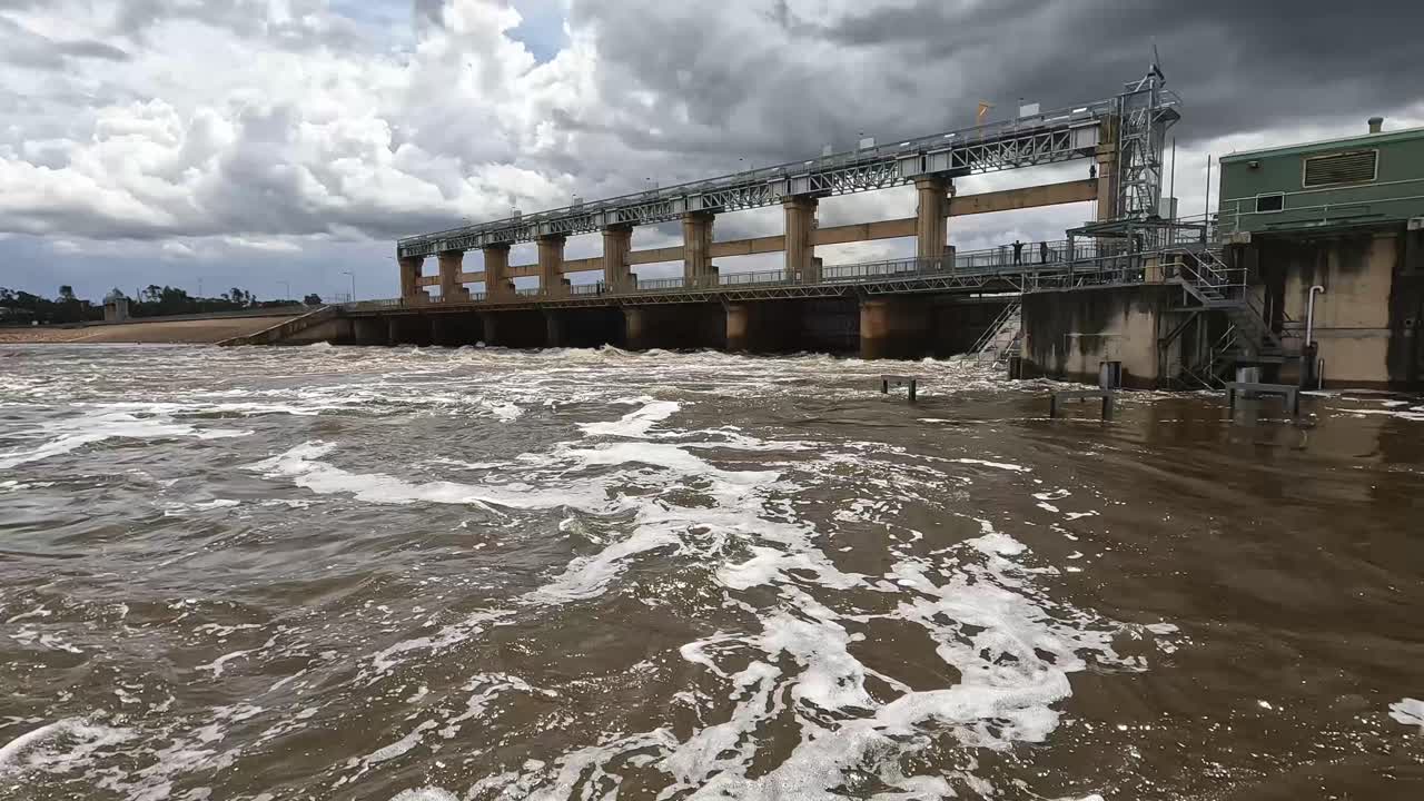 Swiftly flowing water from Lake Mulwala through the Yarrawonga weir bridge into the Murray River