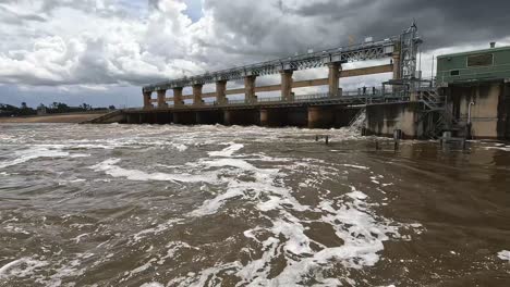 Schnell-Fließendes-Wasser-Vom-Lake-Mulwala-Durch-Die-Yarrawonga-Wehrbrücke-In-Den-Murray-River