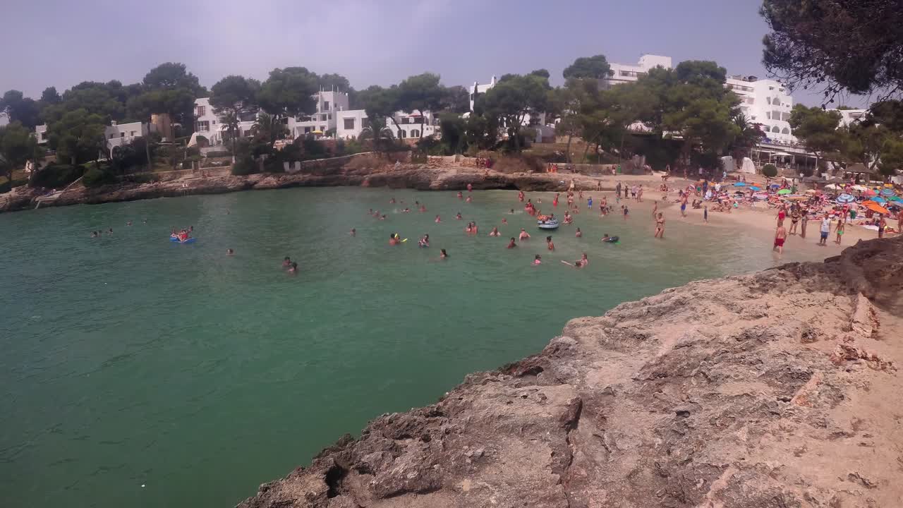 españa, mallorca, playa cala d'or desde arriba y abajo con un drone dji mavic air y un yi 4k+ a 4k 60fps y 24fps usando filtros nd y estabilizado